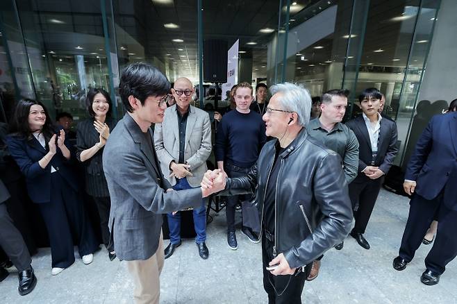 8일 오후 경기 성남 네이버 본사 사옥에서 젠슨 황 엔비디아 최고경영자(CEO)와 이해진 네이버 의장이 악수하고 있다. 사진=네이버 제공