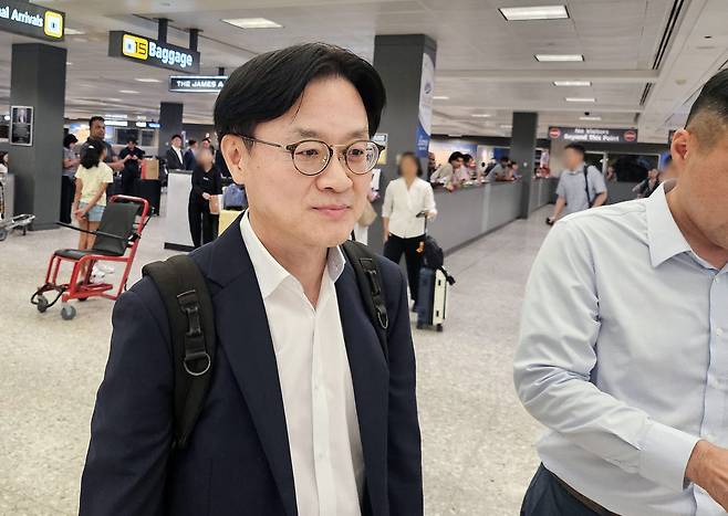 김정관 산업통상부 장관이 22일(현지시간) 미국 워싱턴 DC 인근 덜레스 공항을 통해 입국하고 있다. (사진=연합뉴스)