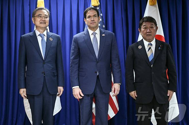 조현 외교부 장관(왼쪽부터), 마르코 루비오 미국 국무장관, 모테기 도시미쓰 일본 외무상이 2026년 7월 22일 필리핀 메트로 마닐라 파사이에서 열린 동남아시아국가연합(ASEAN) 외교장관 회의에서 회담에 참석하며 기념촬영을 하고 있다. ⓒ 로이터=뉴스1