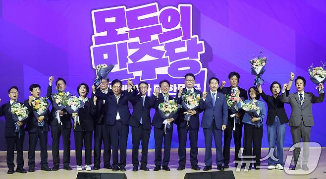 더불어민주당 전당대회 본경선에 진출한 당대표, 최고위원 후보들이 23일 오후 서울 여의도 국회 의원회관에서 열린 당대표·최고위원 선출을 위한 예비경선 결과발표에서 기념촬영을 하고 있다. 2026.7.23 ⓒ 뉴스1 황기선 기자