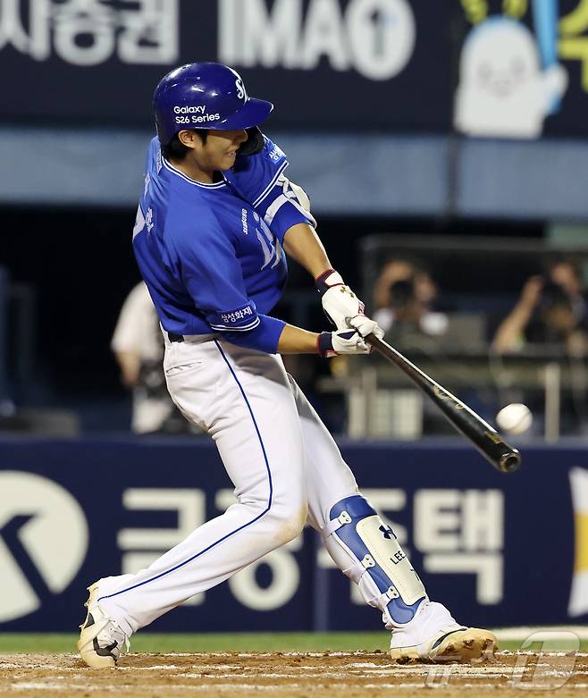 14일 오후 서울 송파구 잠실야구장에서 열린 프로야구 '2026 신한은행 SOL KBO리그' 삼성 라이온즈와 LG 트윈스의 경기, 삼성 이재현이 7회초 2사 상황 솔로홈런을 치고 있다. 2026.5.14 ⓒ 뉴스1 김진환 기자