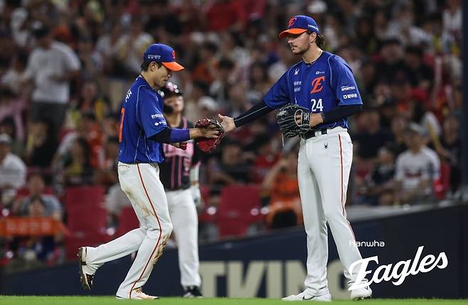 한화 화이트(오른쪽)가 22일 광주-기아 챔피언스 필드에서 열린 2026 KBO리그 정규시즌 KIA와 경기에서 좋은 수비를 보여준 심우준과 하이파이브 하고 있다. 사진 | 한화 이글스