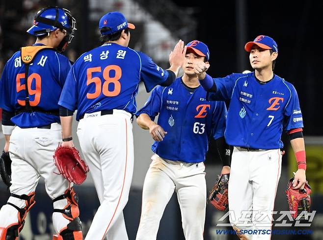22일 광주KIA챔피언스필드에서 열린 한화와 KIA의 경기. 한화가 7대3으로 승리하며 4연패에서 탈출했다. 경기를 끝낸 후 하이파이브를 하는 한화 선수들의 모습. 광주=허상욱 기자wook@sportschosun.com/2026.07.22/