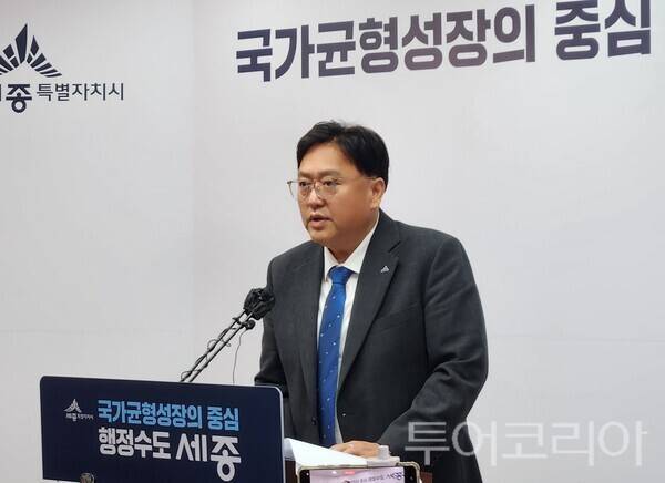 ▲조상호 세종시장이 22일 오전 세종시청 정음실에서 취임 후 첫 정례 기자간담회를 열고 집중호우 피해 복구와 지방공기업 기관장 선임, 공공기관 유치, 국가산업단지 기업 유치 등 주요 현안에 대한 입장을 밝히고 있다. /사진-류석만 기자