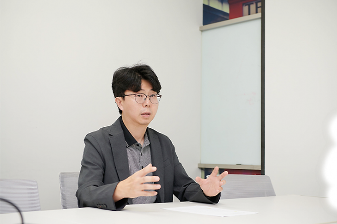 최정민 삼성전자 반도체 파운드리사업부 기술개발실 PL이 삼성전자 반도체 뉴스룸과 인터뷰하고 있다. 삼성전자 반도체 뉴스룸