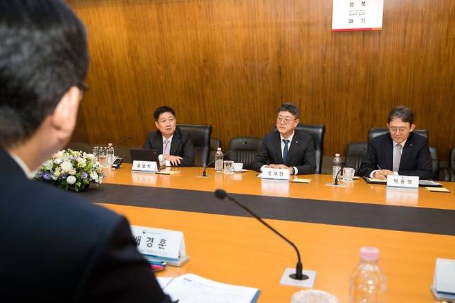23일 오전 서울 중구 SKT타워에서 열린 '통신3사 CEO 간담회' 에서 통신3사 대표가 발언하고 있다. 과학기술정보통신부.