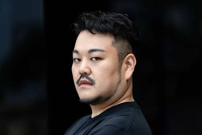 치정과 복수가 뒤엉킨 미스터리 소설의 분위기에 맞춰 평소 웃음이 많은 박상영 작가가 미소를 거뒀다. /이태경 기자