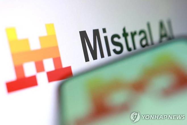 마이크로소프트)MS)가 프랑스 인공지능(AI) 기업 미스트랄AI와 손잡고 유럽 내 AI데이터센터 확충에 나선다.최근 유럽연합(EU)과 주요국들이 AI주권 확보를 주창하면서 유럽내 AI인프라 강화에 나서고 있는 가운데, MS가 현지 AI인프라를 활용해 판로를 넓히는 전략을 선택한 것으로 풀이된다. (출처=연합뉴스)