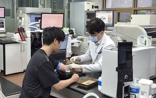 23일 대전충남지방병무청에서 베트남에 거주하는 한·베 가정 자녀가 병역체험 프로그램에 참여해 병역판정검사를 받고 있다. 병무청 제공