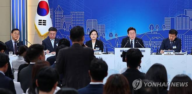 이재명 대통령이 23일 서울 여의도 KBS 별관에서 열린 부동산정책 국민 대토론회에서 참석자들의 의견을 묻고 있다. 청와대통신사진기자단./사진=연합뉴스