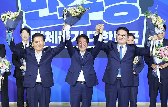 더불어민주당 대표·최고위원 선출을 위한 예비경선을 통과한 정청래(왼쪽부터)·김민석·송영길 당대표 후보가 23일 오후 국회 의원회관에서 결과 발표 뒤 기념사진을 찍고 있다. 김정효 기자 hyopd@hani.co.kr