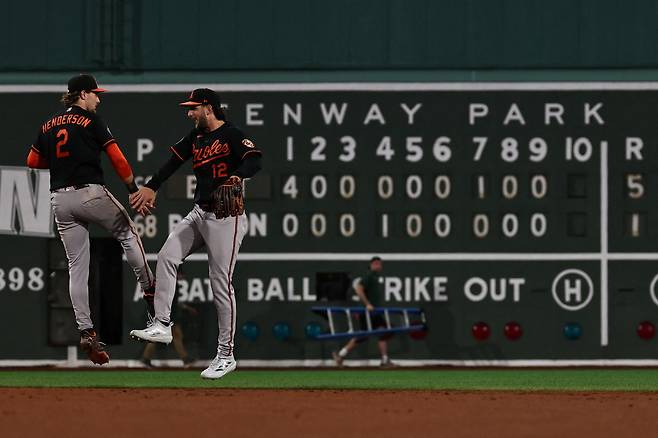 <yonhap photo-3558=""> 보스턴 레드삭스의 연승 행진이 '15'에서 멈춰섰다. BOSTON, MA - JULY 22: Gunnar Henderson #2 of the Baltimore Orioles celebrates with Dylan Beavers #12 after breaking the Boston Red Sox 15-game winning streak with a 5-1 win in game two of the doubleheader at Fenway Park on July 22, 2026 in Boston, Massachusetts. (Photo By Winslow Townson/Getty Images) (Photo by Winslow Townson / GETTY IMAGES NORTH AMERICA / Getty Images via AFP)/2026-07-23 11:39:23/ <저작권자 ⓒ 1980~2026 ㈜연합뉴스. 무단 전재 재배포 금지, AI 학습 및 활용 금지></yonhap>