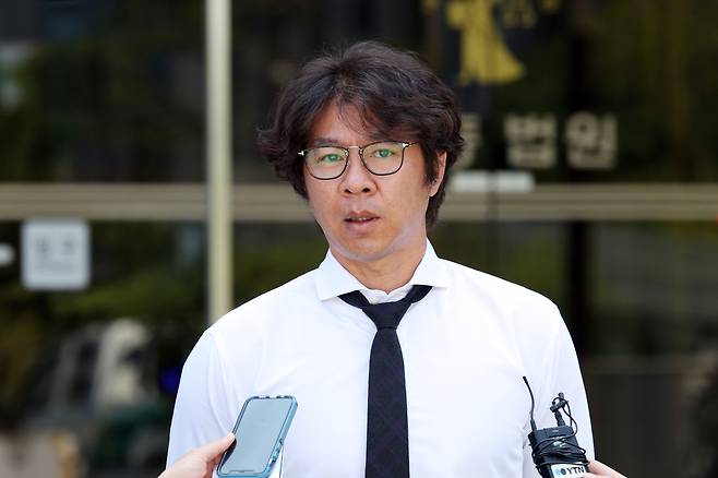 <yonhap photo-2180=""> 해명하는 임창용 (광주=연합뉴스) 천정인 기자 = 11일 오전 광주 동구 광주지법 앞에서 전직 프로야구 선수 임창용 씨가 도박자금 관련 사기 혐의로 재판을 받은 뒤 취재진의 질문에 답하고 있다. 2024.6.11 iny@yna.co.kr/2024-06-11 11:04:00/ <저작권자 ⓒ 1980~2024 ㈜연합뉴스. 무단 전재 재배포 금지, AI 학습 및 활용 금지></yonhap>