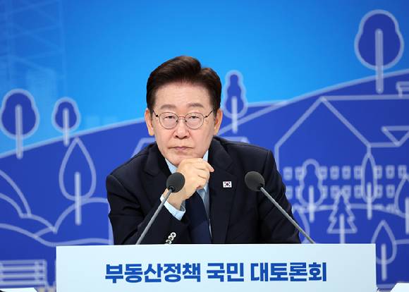 이재명 대통령이 23일 서울 여의도 KBS 별관에서 열린 부동산정책 국민 대토론회에서 참석자 발언을 듣고 있다. 2026.7.23 [사진=연합뉴스]