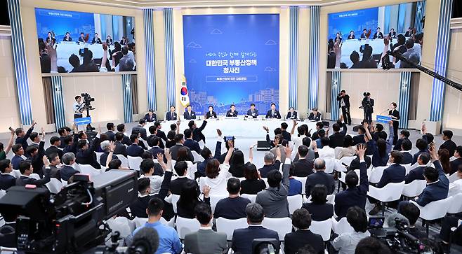 23일 이재명 대통령 주재로 서울 여의도 KBS 별관에서 열린 부동산정책 국민 대토론회에서 참석자들이 발언권을 요청하고 있다. 2026.7.23 [사진=연합뉴스]