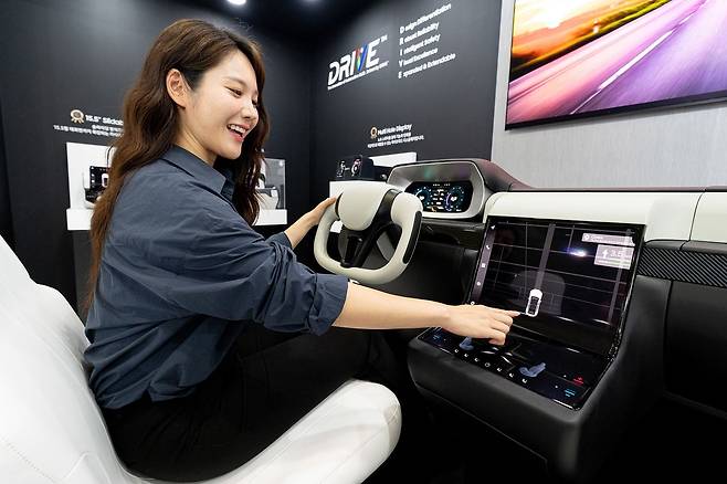 기존 자동차의 계기판과 물리 버튼 등을 대신할 수 있는 미래차용 디지털 콕핏. [사진 삼성디스플레이]