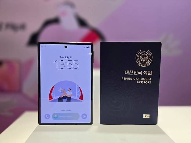 22일(현지시간) 영국 런던에서 삼성전자가 새롭게 공개한 폴더플 폰 '갤럭시 Z 폴드8'은 접었을 때 138.4mm(5.5형, 10:16 비율) 펼쳤을 때 193.2mm(7.6형, 4:3 비율)로 여권(오른쪽)과 비슷한 형태다. 이우림 기자