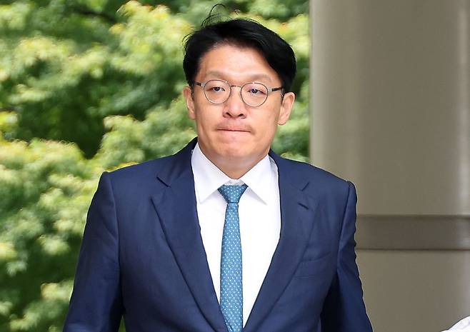 김상민 전 부장검사가 2025년 9월 17일 오후 서울 서초구 서초동 서울중앙지방법원에서 열린 구속 전 피의자 심문(영장실질심사)에 출석하고 있다. 뉴스1