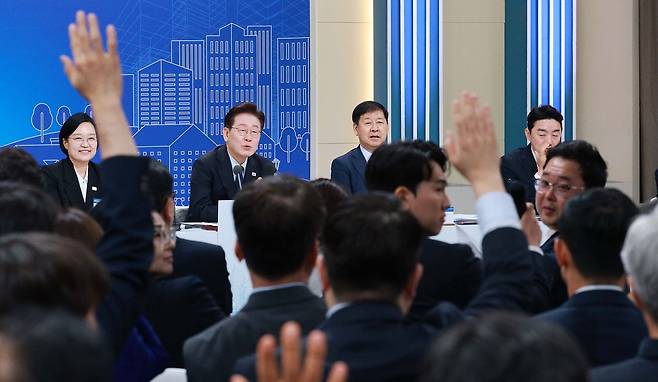 이재명 대통령이 23일 서울 여의도 KBS에서 열린 부동산정책 국민 대토론회에서 참석자의 질문을 듣고 있다. [청와대사진기자단]