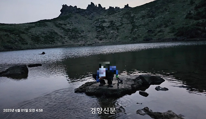 제주도의회 박지은 의원은 15일 도의회 상임위에서 지난해 한 등산객이 한라산 정상 백록담 안으로 들어가 물을 떠 마시고 있는 모습이 담긴 사진을 공개했다. 도의회 제공