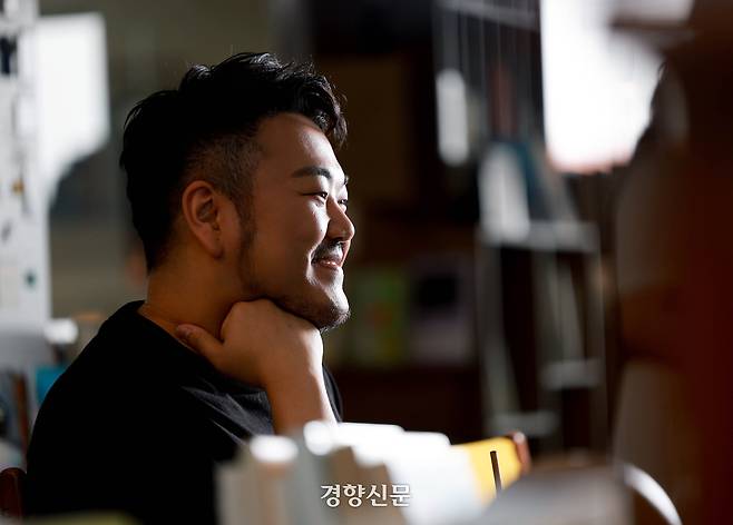 장편소설 <지푸라기 왕관을 쓴 여자>를 발표한 박상영 소설가가 16일 서울 종로구의 한 북카페에서 경향신문과 인터뷰 하고 있다. 정지윤 선임기자