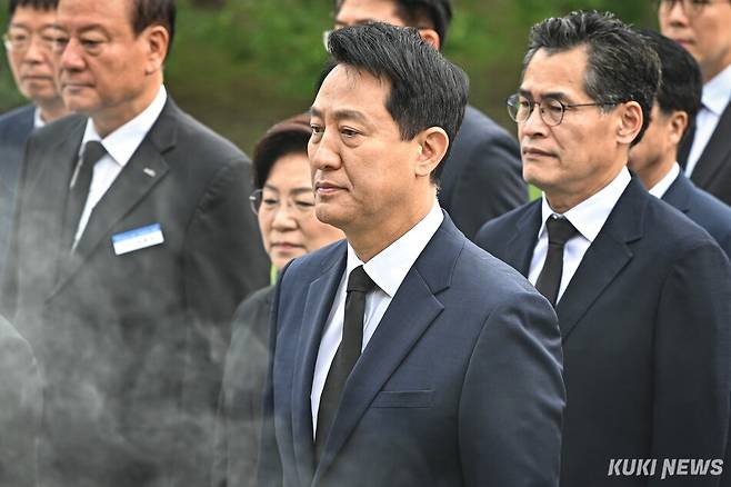 오세훈 서울시장과 구청장 당선인들이 지난 1일 민선 9기 지방정부 출범을 맞아 서울 동작구 국립서울현충원을 방문해 참배하고 있다. 남동균 기자
