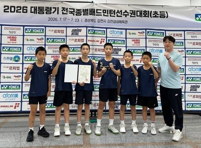 수원 태장초 선수들이 23일 경북 김천시 김천실내체육관에서 막을 내린 ‘2026 대통령기 전국종별배드민턴선수권대회’에서 초등부 단체전 3위를 차지하고 기념촬영을 하고 있다. 태장초 제공