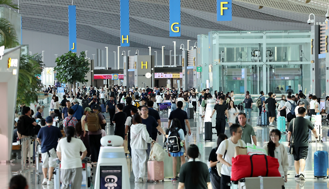 인천국제공항 2터미널 출국장이 여름 휴가를 떠나는 인파로 붐비고 있다. [뉴시스]