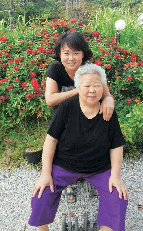 고종사촌누님이 당신 어머님과 찍은 사진.