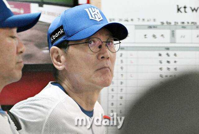 21일 오후 경기도 수원시 수원KT위즈파크에서 진행된 '2026 프로야구 KBO리그' KT위즈와 두산베어스의 경기. KT 이강철 감독이 경기를 지켜보고 있다./마이데일리