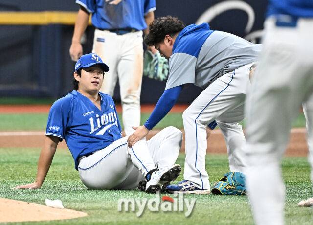 23일 오후 서울 고척스카이돔에서 진행된 '2026 프로야구 KBO리그' 키움히어로즈와 삼성라이온즈의 경기. 삼성 양창헙시 4회말 2사 1루서 안치홍의 타구에 맞은 뒤 괴로워 하고 있다./고척=송일섭 기자 andlyu@mydaily.co.kr