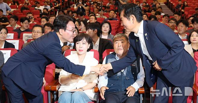 [서울=뉴시스] 고범준 기자 = 당권주자인 김민석 전 국무총리와 정청래 전 대표가 22일 서울 여의도 국회 의원회관에서 열린 'in 민주당 청년을 담다! 노동을 잇다' 토론회에서 악수하고 있다. 2026.07.22. bjko@newsis.com