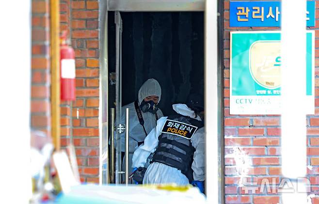 [경산=뉴시스] 이무열 기자 = 23일 오전 8시 29분께 경북 경산시 사동 한 아파트 관리사무소에서 폭발 추정 사고가 발생해 당국이 화재 현장을 살펴보고 있다. 2026.07.23. lmy@newsis.com