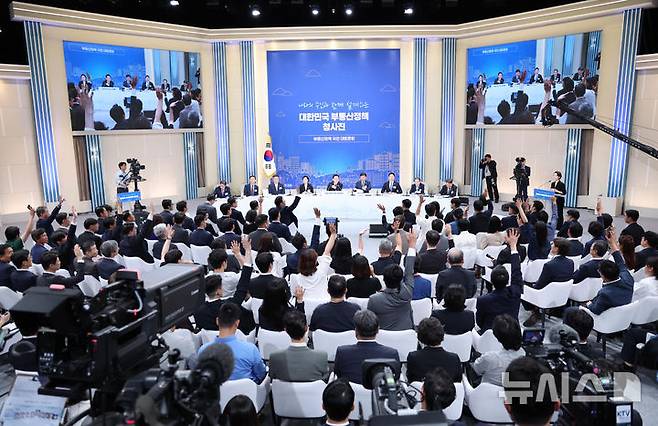 [서울=뉴시스] 김진아 기자 = 이재명 대통령이 23일 서울 여의도 KBS 별관에서 열린 부동산정책 국민 대토론회에서 참석자들의 질문을 받고 있다. (청와대통신사진기자단)  2026.07.23. bluesoda@newsis.com