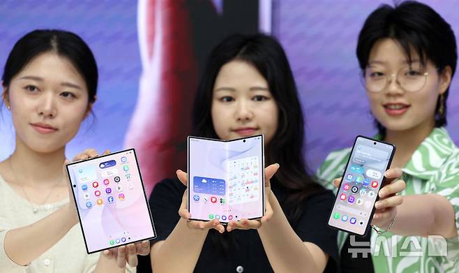 [인천=뉴시스] 전진환 기자 = 23일 서울 종로구 광화문 kt west 사옥에서 직원들이 삼성전자 '갤럭시 플립8·Z폴드8·폴드8울트라' 스마트폰 3종을 소개하고 있다. 2026.07.23. amin2@newsis.com