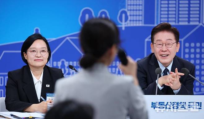 [서울=뉴시스] 김진아 기자 = 이재명 대통령과 한성숙 (왼쪽) 국무총리가 23일 서울 여의도 KBS 별관에서 열린 부동산정책 국민 대토론회에서 참석자의 발언을 경청하고 있다. (청와대통신사진기자단) 2026.07.23. bluesoda@newsis.com