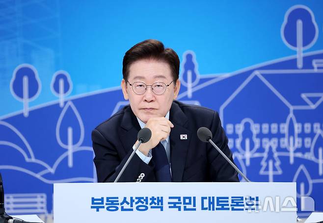 [서울=뉴시스] 김진아 기자 = 이재명 대통령이 23일 서울 여의도 KBS 별관에서 열린 부동산정책 국민 대토론회에서 참석자들의 질문을 경청하고 있다. (청와대통신사진기자단)  2026.07.23. bluesoda@newsis.com