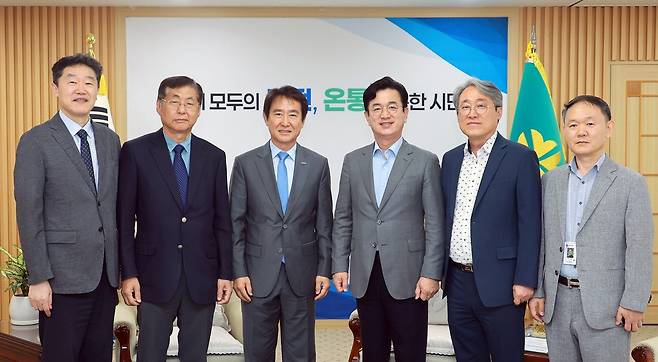 반도체·AI 협력방안 논의 후 기념촬영하는 허태정 대전시장(오른쪽 세 번째)과  배충식 KAIST 총장(왼쪽 세 번째) [대전시 제공. 재판매 및 DB 금지]