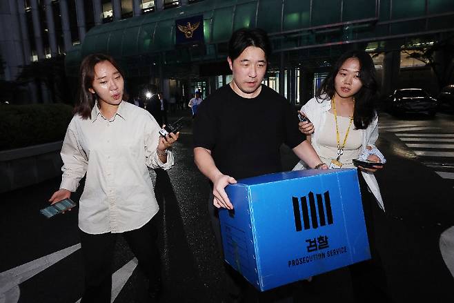 검찰과 경찰이 21일 장윤기 사건 부실 수사와 증거인멸 의혹 등을 규명하기 위해 경찰청 국가수사본부를 동시에 압수수색 했다. 이날 서울 서대문구 경찰청에서 검찰 관계자들이 압수물이 담긴 상자를 들고 이동하고 있다. 연합뉴스