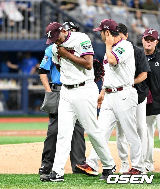 [OSEN=고척, 이대선 기자] 22일 서울 고척스카이돔에서 2026 신한 SOL KBO리그 키움 히어로즈와 삼성 라이온즈의 경기가 열렸다. 이날 키움은 알칸타라, 삼성은 김백산을 선발로 내세웠다. 5회초 무사 1루에서 키움 알칸타라가 팔 통증을 호소하며 교체되고 있다. 2026.07.22 /sunday@osen.co.kr