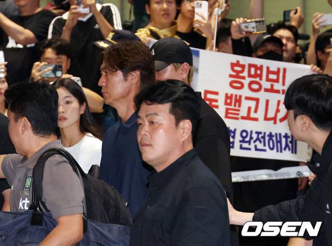 [OSEN=인천공항, 민경훈 기자] 32강 진출에 실패한 대한민국 축구대표팀 중 홍명보 감독을 비롯해 김민재, 황희찬, 설영우, 이강인 등 선수 8명이 30일 새벽  인천국제공항을 통해 귀국했다. 손흥민 등 나머지 선수들은 쪼개져서 각자 귀국한다. 대표팀 귀국 본진은 30일 새벽 인천공항에 도착한다.홍명보 감독과 대표팀 선수들이 입국하고 있다. 2026.06.30 / rumi@osen.co.kr