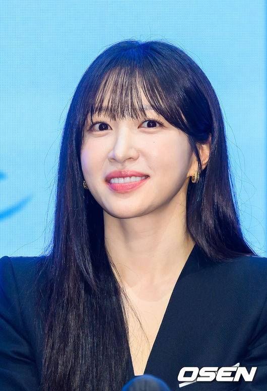 [OSEN=박준형 기자] 22일 서울 신도림 디큐브시티 더세인트 웨딩홀에서 KBS 2TV&nbsp;새 주말드라마&nbsp;‘사랑이 온다’ 제작발표회가 진행됐다.오는 25일 첫 방송되는 '사랑이 온다'(극본&nbsp;이경희, 연출 홍석구)는 깨진 가족의 파편을 다시 모아 세상에서 가장 따뜻한 인생 한 상을 차려가는 두 남녀의 이야기를 담은 패밀리 레시피 드라마로 이날 행사에는 배우 하석진과 안희연, 박유나, 배정남, 권해효, 윤유선, 류승수, 진경 등이 참석했다.배우 안희연이 미소 짓고 있다    2026.07.22 / soul1014@osen.co.kr