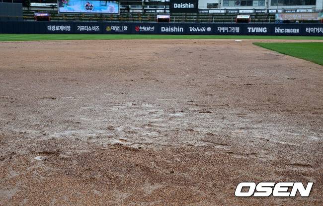 [OSEN=수원, 이대선 기자] 23일 수원 KT위즈파크에서 2026 신한 SOL KBO리그 KT 위즈와 두산 베어스의 경기가 열렸다.이날 KT는 로건, 두산은 곽빈을 선발로 내세웠다.비에 젖은 수원 KT위즈파크 그라운드. 2026.07.23 /sunday@osen.co.kr