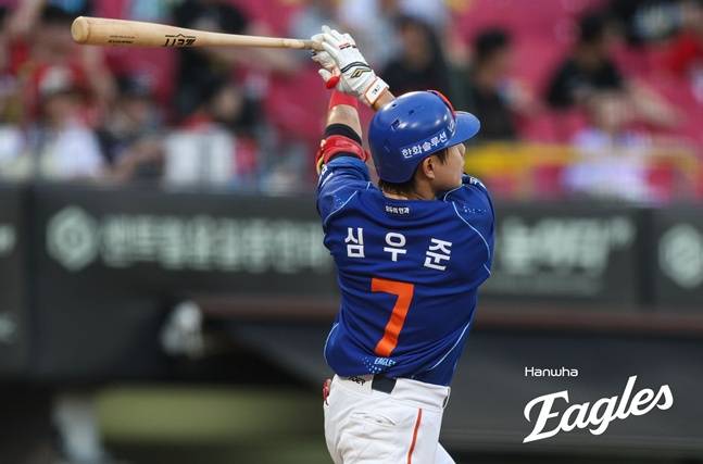 한화 이글스 심우준이 22일 광주-기아 챔피언스필드에서 열리는 KIA 타이거즈와 2026 신한 SOL KBO리그 방문경기에 1번 타자 유격수로 선발 출전해 스리런 홈런을 날리고 타구를 바라보고 있다. /사진=한화 이글스 제공