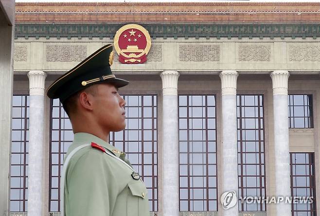 중국 인민대회당 앞 무장경찰 (베이징=연합뉴스) 한종구 특파원 = 중국공산당 창당 105주년 기념대회가 열린 1일 오전 중국 베이징 인민대회당 앞에서 무장경찰이 주위를 경계하고 있다. 2026.7.1
    jkhan@yna.co.kr