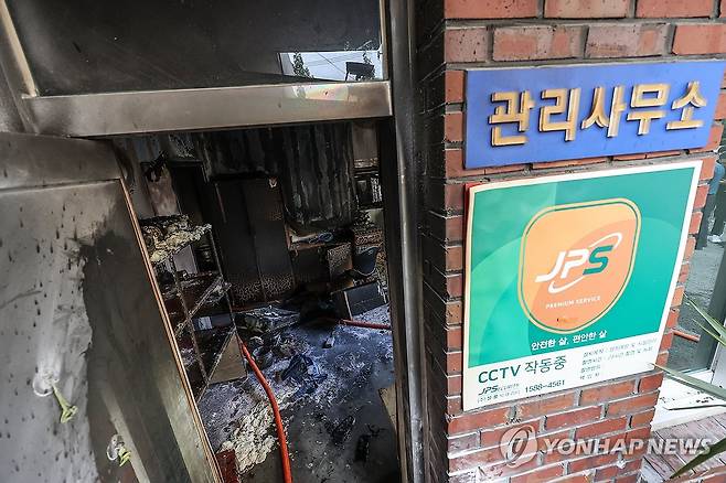 경산 아파트 관리사무소서 폭발 추정 사고 (경산=연합뉴스) 윤관식 기자 = 23일 오전 8시 29분께 경북 경산시 사동 한 아파트 관리실 안에서 폭발 추정 사고가 난 모습. 2026.7.23 psik@yna.co.kr