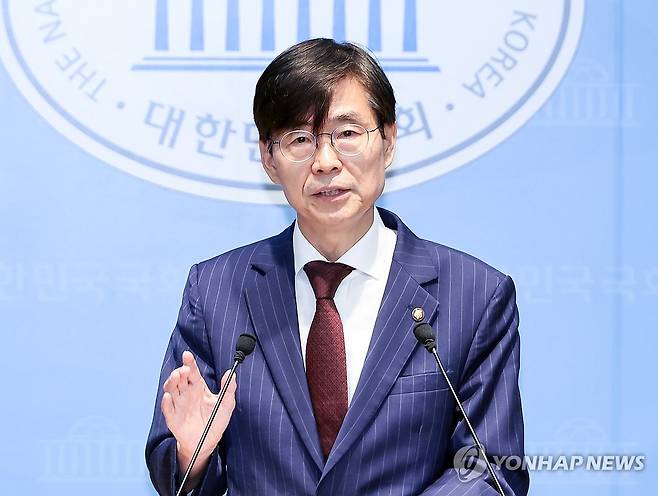 조경태, "장동혁 대표 제명 및 출당 처분 요청" (서울=연합뉴스) 배재만 기자 = 국민의힘 조경태 의원이 8일 국회 소통관에서 기자회견을 열고 "당의 생존과 차기 총선 승리를 위해 윤리위가 장동혁 대표에 대한 제명 및 출당 처분을 결단해줄 것을 강력히 요청한다"고 밝히고 있다. 2026.7.8 scoop@yna.co.kr