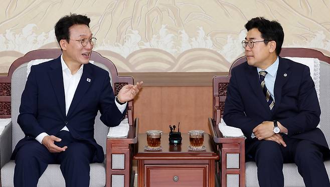 ▲ 더불어민주당 김민석 당대표 후보가 24일 인천시청을 방문해 박찬대 인천시장과 이야기를 나누고 있다. /이재민 기자 leejm@incheonilbo.com
