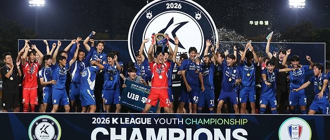 23일 충남 천안축구센터에서 열린 2026 K리그 U18 챔피언십 결승전서 현대고를 꺾고 우승한 매탄고 선수단이 시상식서 환호하고 있다. 사진=한국프로축구연맹