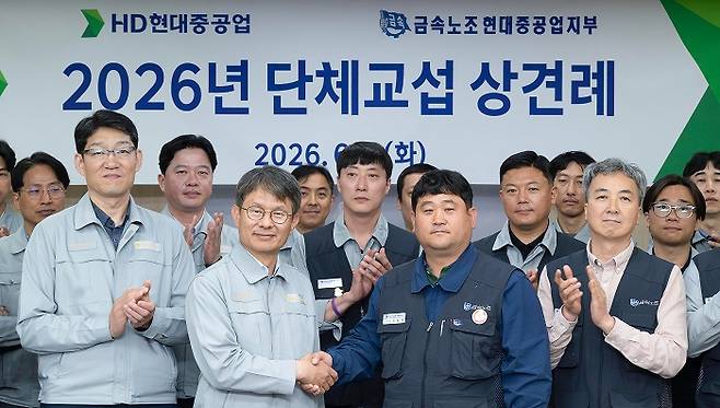 (앞줄 왼쪽에서 두번째부터)금석호 HD현대중공업 사장과 김동하 금속노조 현대중공업지부 지부장 등 노사 교섭위원들이 지난달 2일 울산 본사에서 열린 ‘2026년 임금 및 단체협약 교섭 상견례’에서 기념사진을 촬영하고 있다. /사진: HD현대중공업 제공